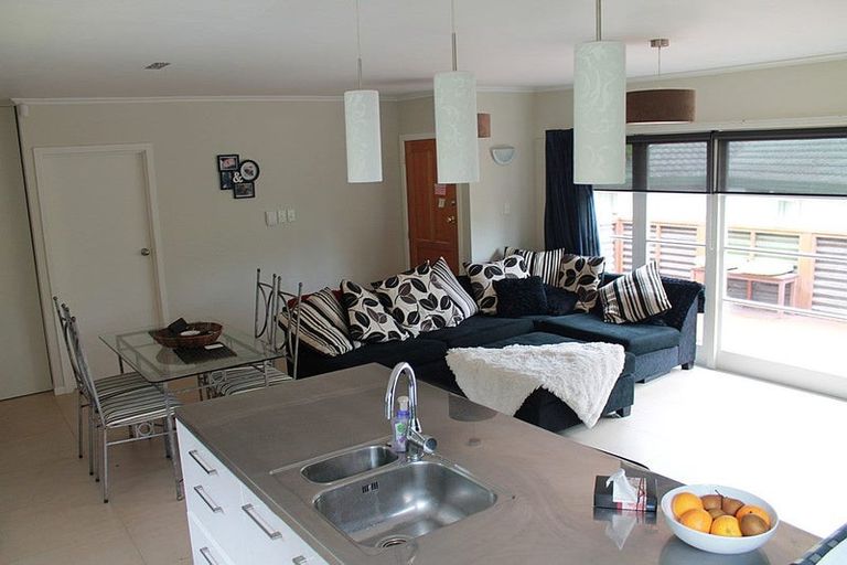 Photo of property in 43 Royal View Road, Te Atatu South, Auckland, 0610