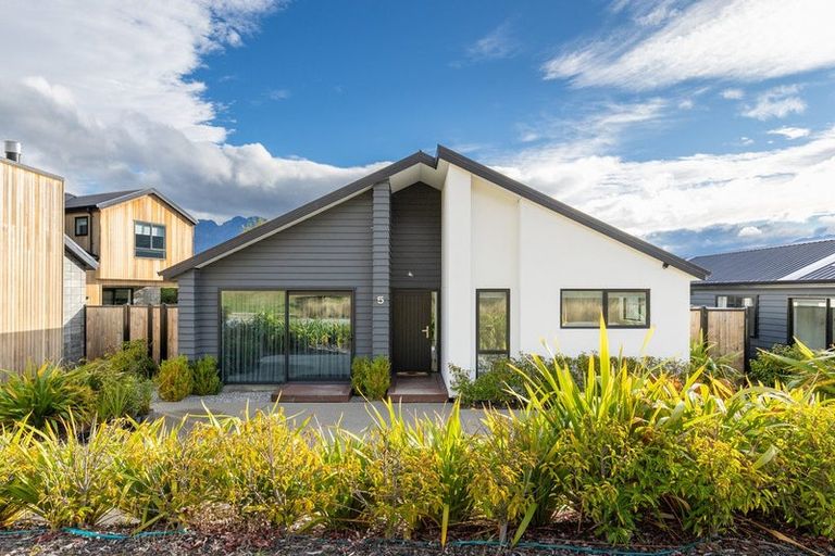 Photo of property in 5 Bannister Street, Jacks Point, Queenstown, 9371