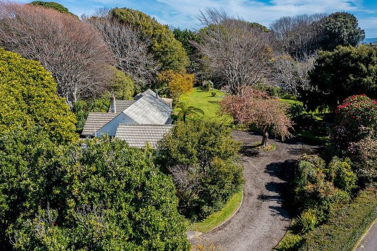 Photo of property in 11 Karaka Grove, Waikanae, 5036