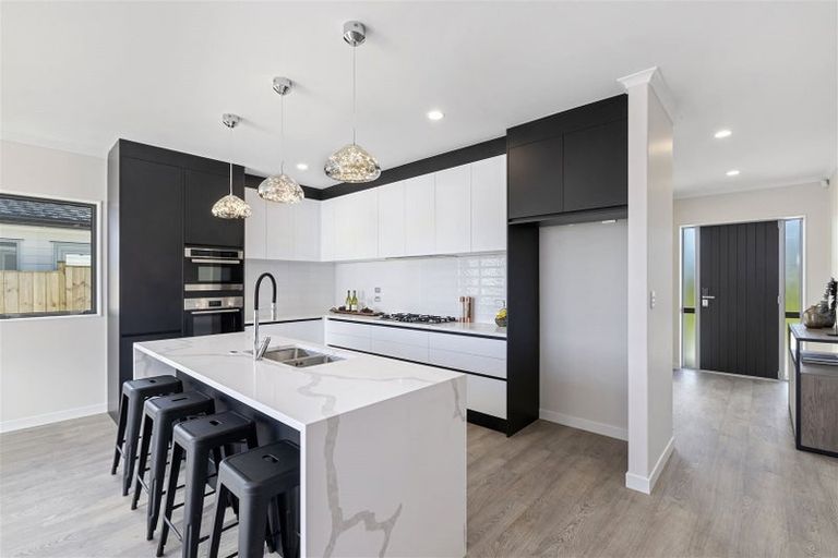 Photo of property in 18 Gilbransen Road, Kumeu, 0810