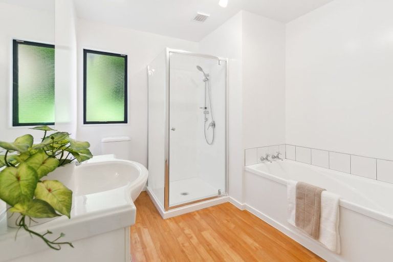 Photo of property in 7b Lyndfield Lane, Newlands, Wellington, 6037