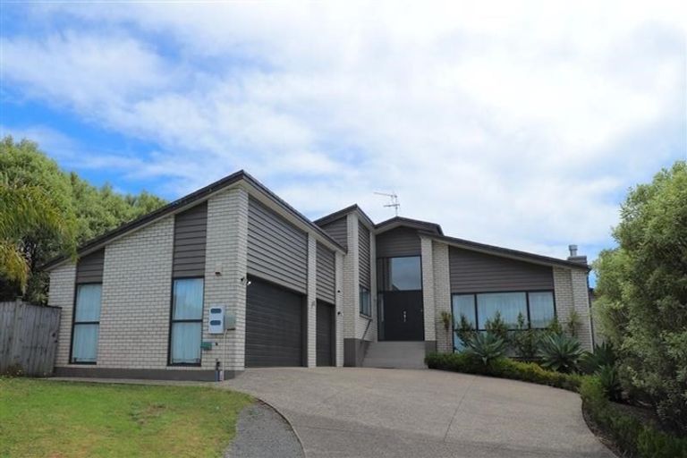 Photo of property in 32 Leburn Crescent, Flat Bush, Auckland, 2016