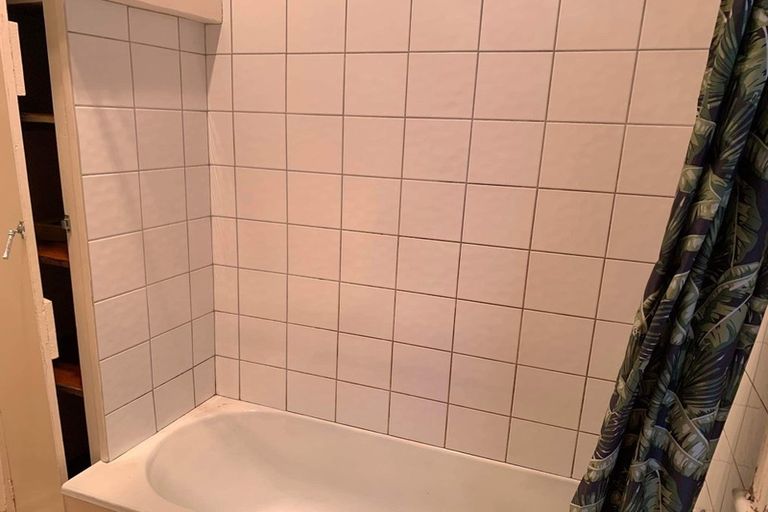 Photo of property in 2/106 Glenmore Street, Northland, Wellington, 6012