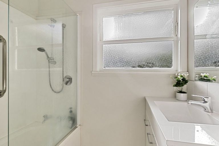 Photo of property in 20 Lyndhurst Road, Tawa, Wellington, 5028