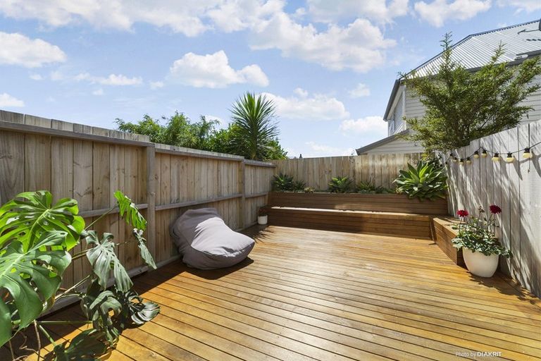 Photo of property in 2u7 Stone Street, Miramar, Wellington, 6022
