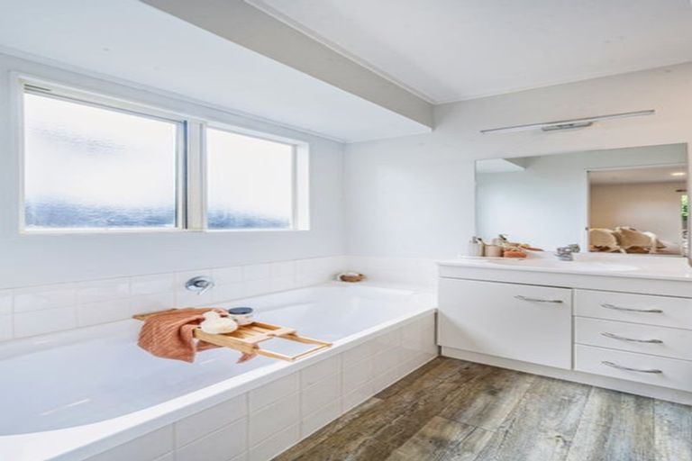 Photo of property in 54 Walworth Avenue, Pakuranga Heights, Auckland, 2010