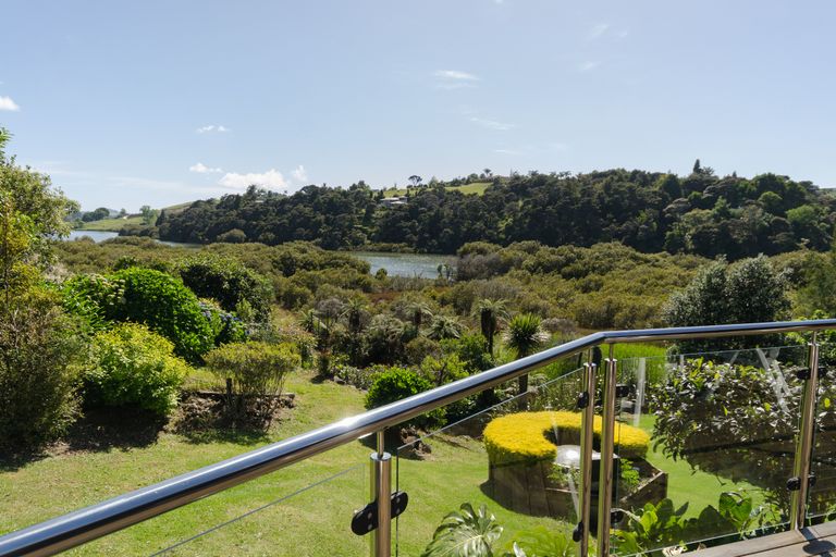 Photo of property in 106 Kemp Road, Massey, Auckland, 0614
