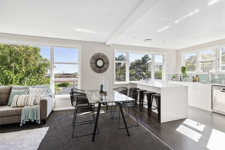 Photo of property in 51 Glanmire Road, Newlands, Wellington, 6037