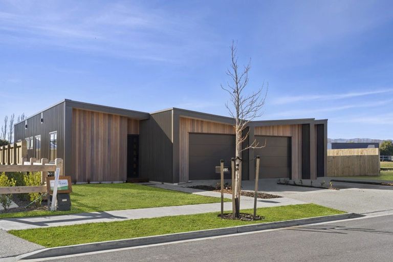 Photo of property in 32 Burbank Road, Wanaka, 9382