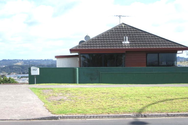 Photo of property in 1/142 Sunset Road, Unsworth Heights, Auckland, 0632