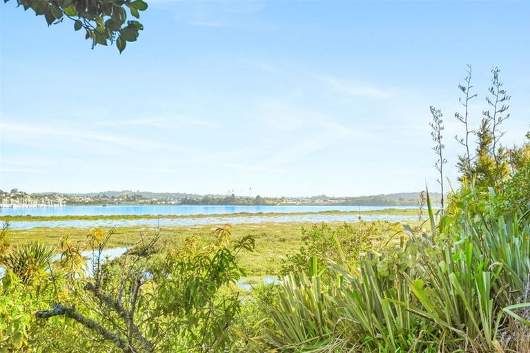 Photo of property in 28 Dawnhaven Drive, Te Atatu Peninsula, Auckland, 0610