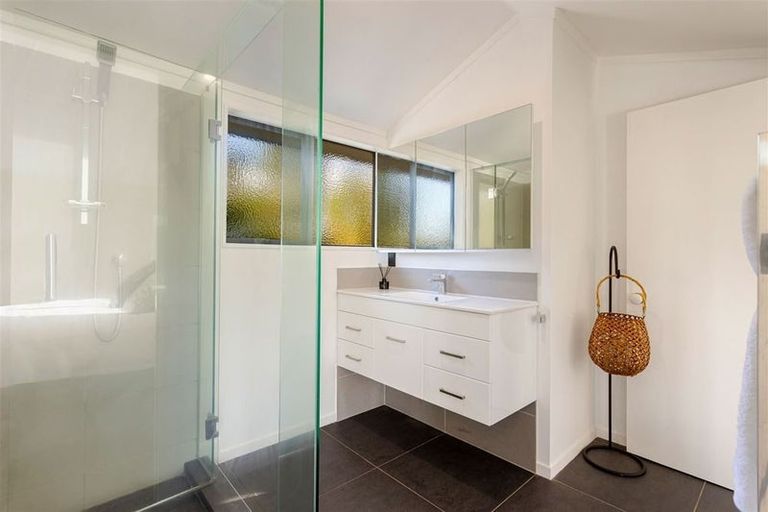 Photo of property in 60 Rhinevale Close, Henderson, Auckland, 0612