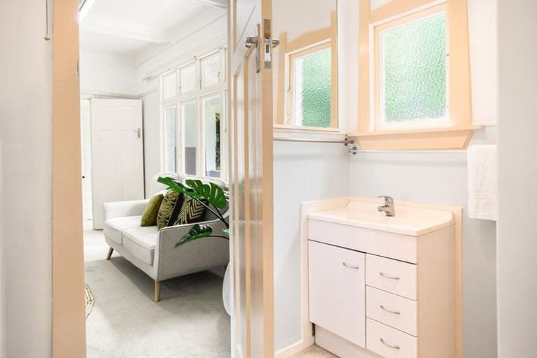 Photo of property in 2 Otitori Bay Road, Titirangi, Auckland, 0604