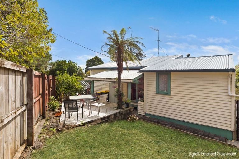 Photo of property in 60 Sunnyside Road, Sunnyvale, Auckland, 0612