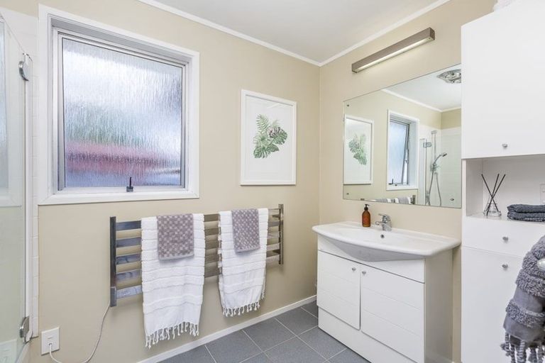 Photo of property in 2 Kelvin Crescent, Te Atatu Peninsula, Auckland, 0610