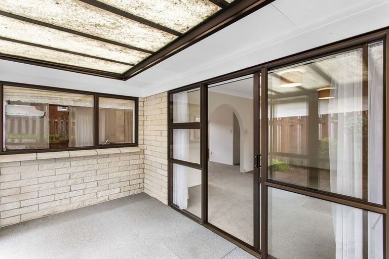 Photo of property in 6 Youngs Road, Papakura, 2110