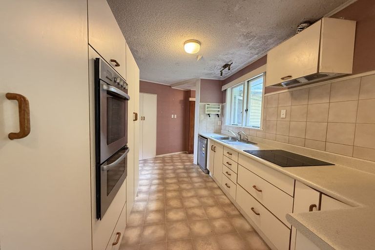 Photo of property in 16 Cypress Place, Sunnynook, Auckland, 0620