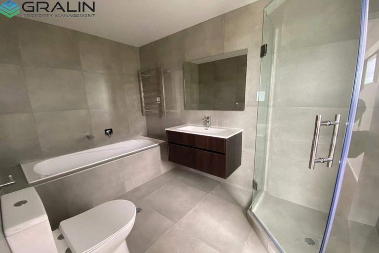 Photo of property in 2b Grandison Crescent, New Lynn, Auckland, 0600