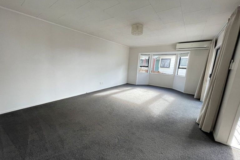 Photo of property in 2/1 Landsdale Place, Massey, Auckland, 0614
