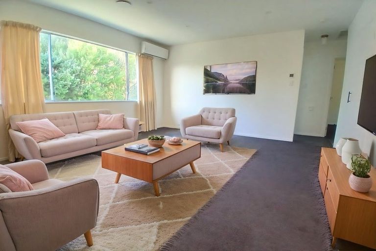 Photo of property in 3/4 Glanmire Road, Newlands, Wellington, 6037