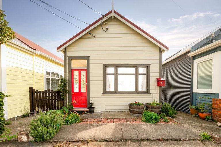 Photo of property in 19 Moir Street, Mount Victoria, Wellington, 6011