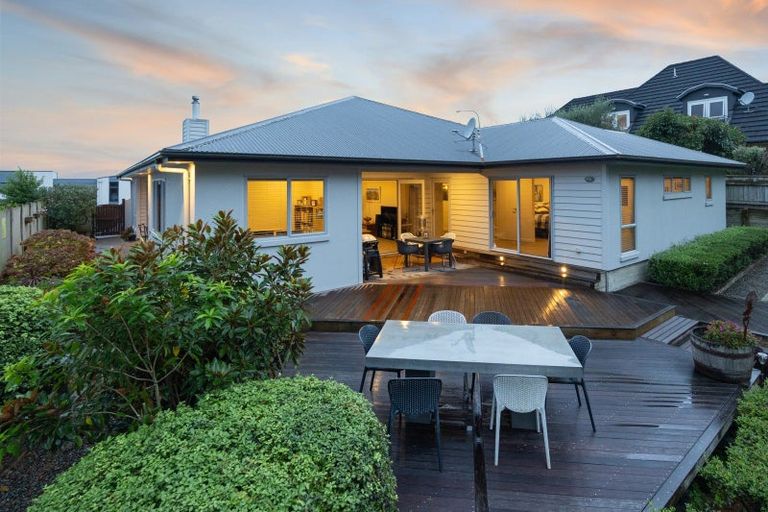 Photo of property in 100 Ruapehu Drive, Fitzherbert, Palmerston North, 4410