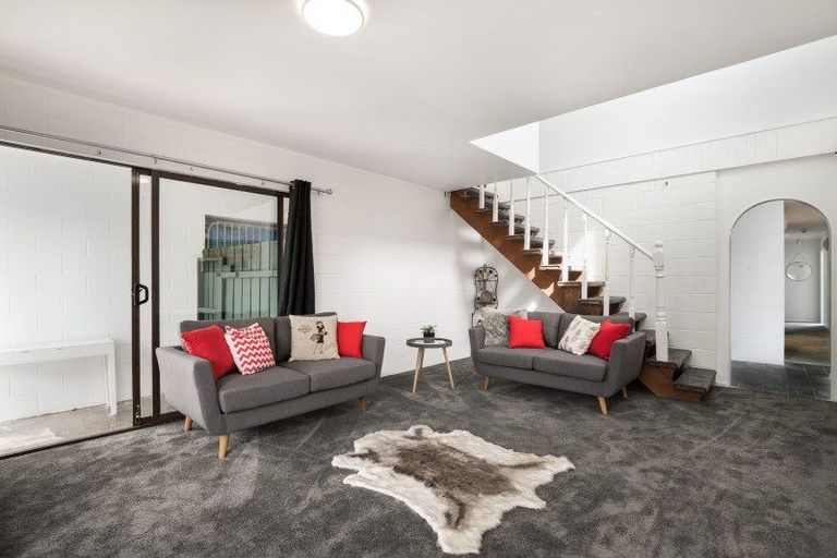 Photo of property in 8 Crompton Road, Massey, Auckland, 0614