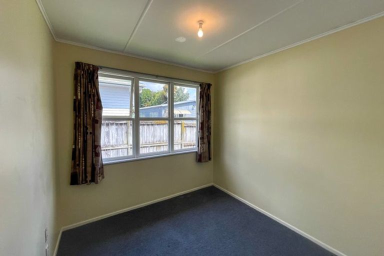 Photo of property in 12 Gill Avenue, Te Atatu Peninsula, Auckland, 0610