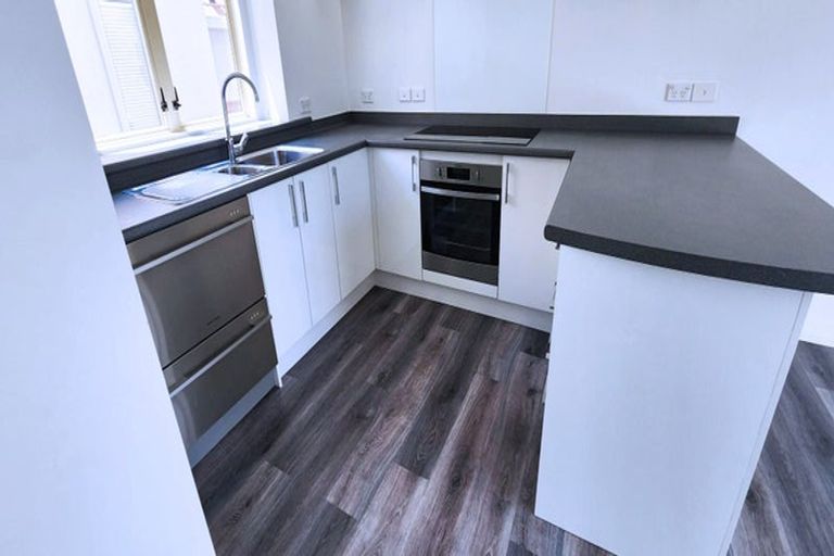 Photo of property in 33u2 Hawker Street, Mount Victoria, Wellington, 6011