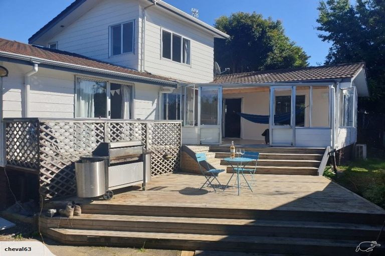 Photo of property in 20 De Val Drive, Titirangi, Auckland, 0604