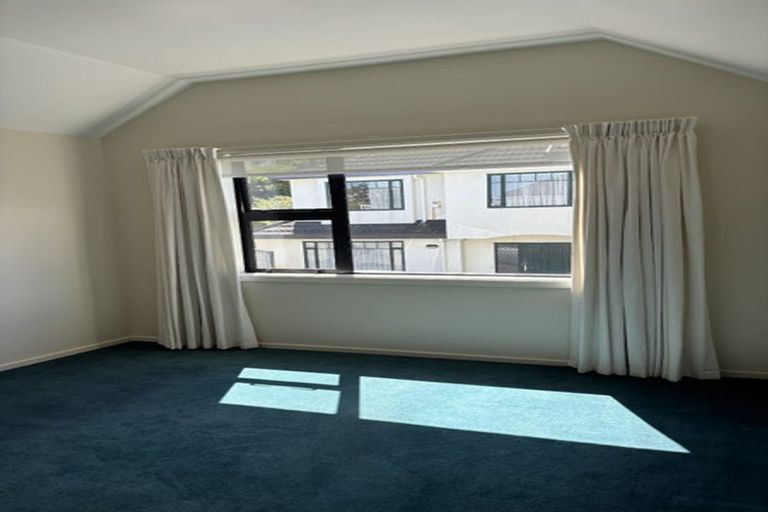 Photo of property in 18 Derry Hill, Churton Park, Wellington, 6037