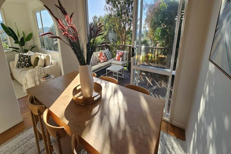 Photo of property in 9 Lomond Street, Newlands, Wellington, 6037