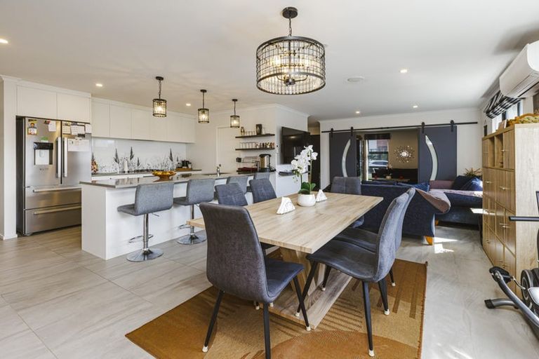 Photo of property in 2 Waituarua Drive, Takanini, 2112