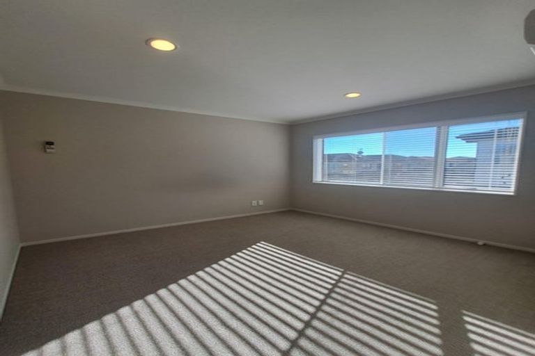 Photo of property in 11 Lorenzo Way, Flat Bush, Auckland, 2016