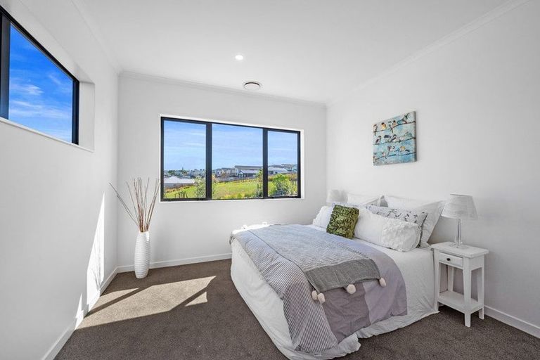 Photo of property in 52 Whakairo Crescent, Gulf Harbour, 0930