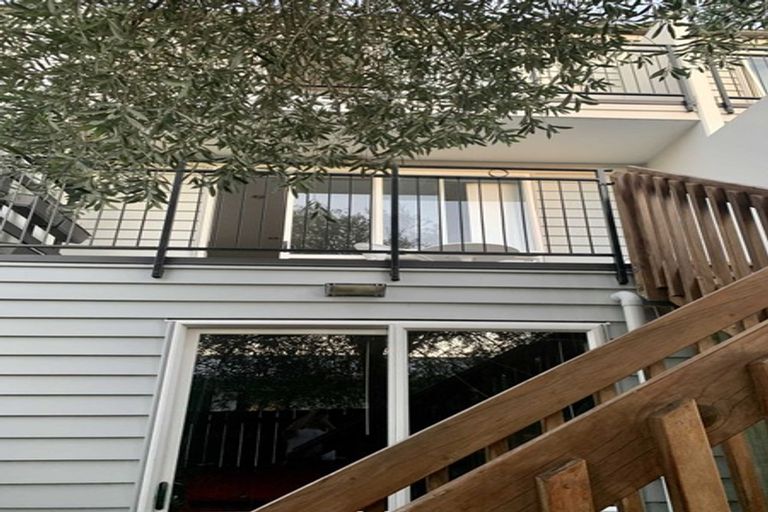 Photo of property in 10/6 Islington Avenue, New Lynn, Auckland, 0600