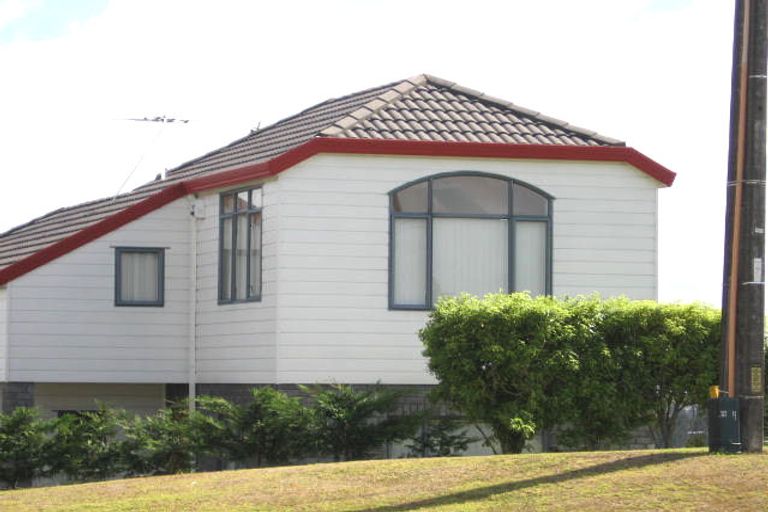 Photo of property in 1/140 Sunset Road, Unsworth Heights, Auckland, 0632
