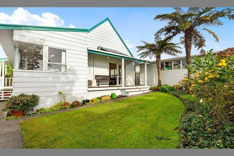 Photo of property in 2/8 Rickards Place, New Lynn, Auckland, 0600