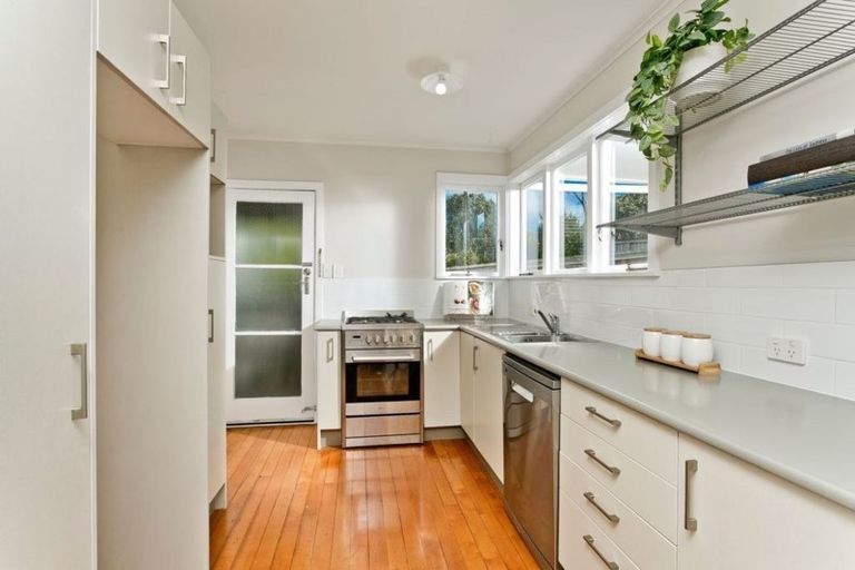 Photo of property in 962 East Coast Road, Northcross, Auckland, 0632