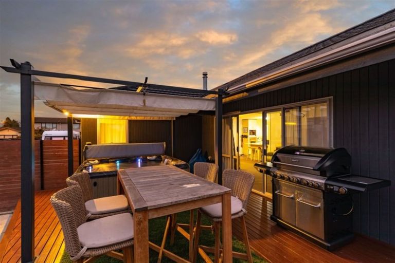 Photo of property in 32 Inwoods Road, Parklands, Christchurch, 8083