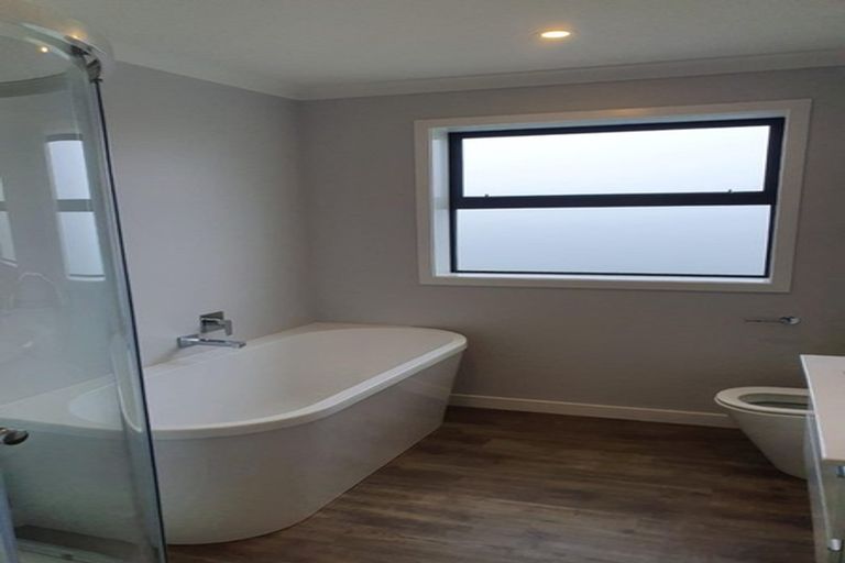 Photo of property in 9a Grumman Lane, Newlands, Wellington, 6037