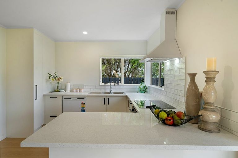 Photo of property in 5 Retreat Drive, Mangere, Auckland, 2022