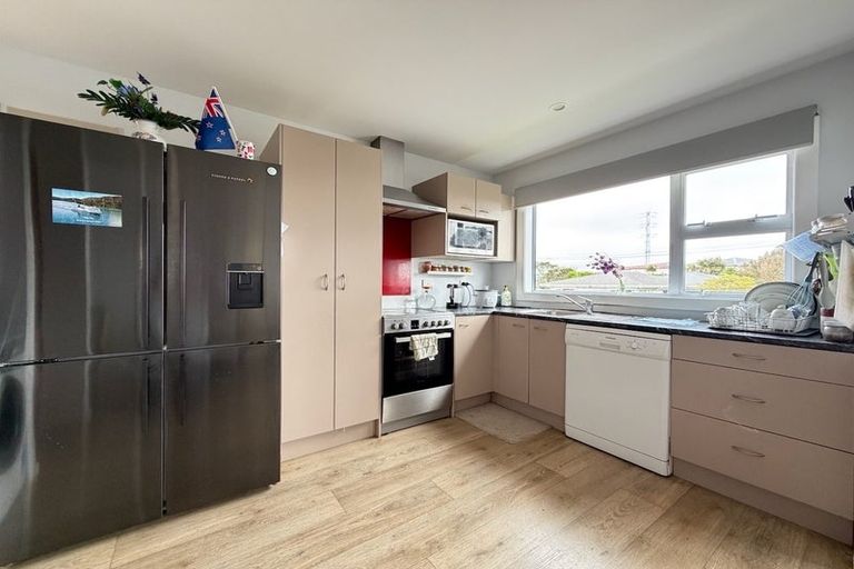 Photo of property in 3 Alder Place, Newlands, Wellington, 6037