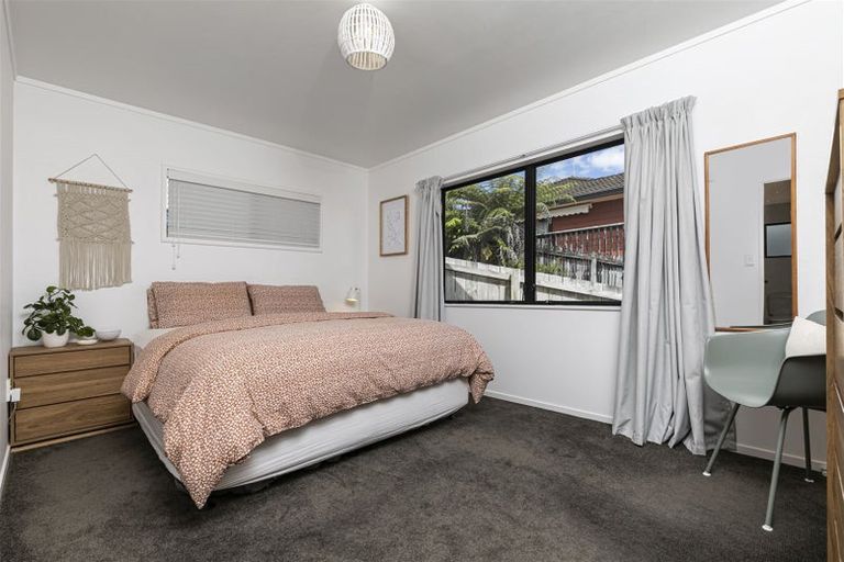 Photo of property in 1/10 Sevilla Place, Unsworth Heights, Auckland, 0632