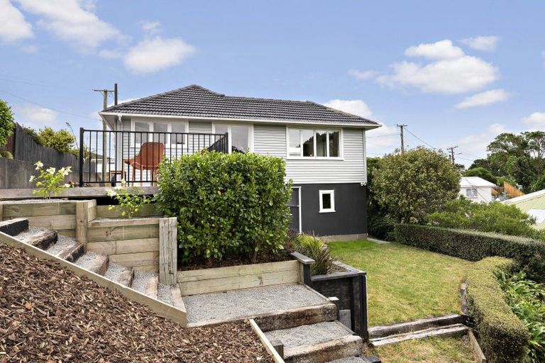 Photo of property in 18 Spenmoor Street, Newlands, Wellington, 6037