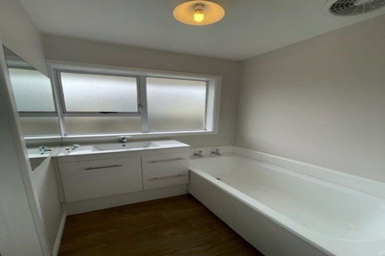 Photo of property in 32 Tintern Avenue, Avonhead, Christchurch, 8042