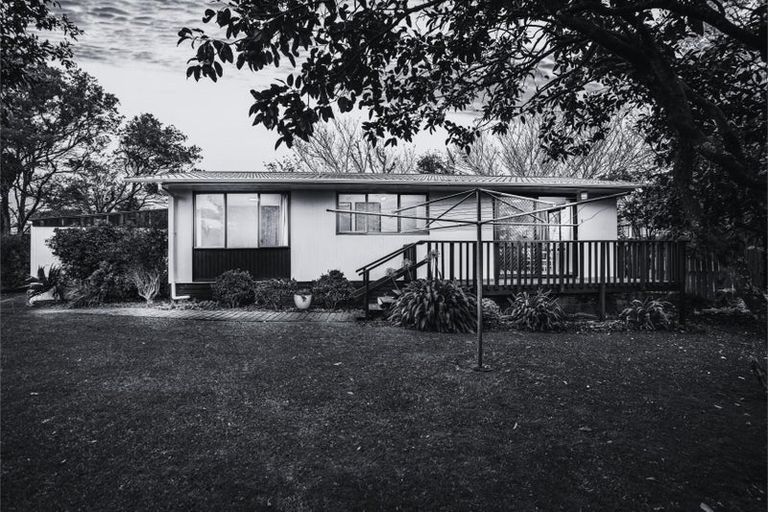 Photo of property in 2/5 Compass Place, Te Atatu Peninsula, Auckland, 0610