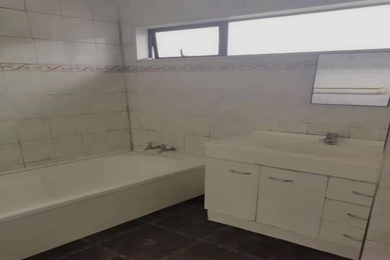 Photo of property in 14 Denyer Place, New Lynn, Auckland, 0600