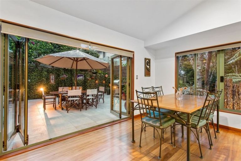 Photo of property in 1/16 Glade Place, Birkenhead, Auckland, 0626