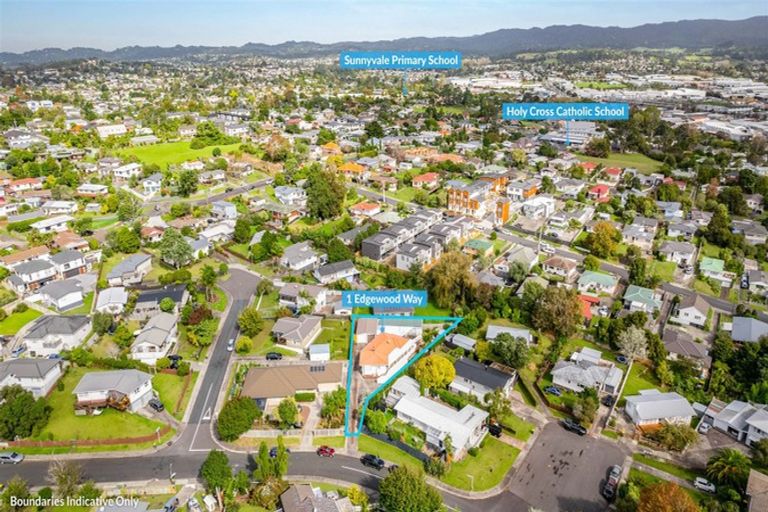 Photo of property in 1 Edgewood Way, Henderson, Auckland, 0612
